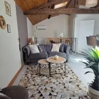 La tête dans les étoiles - Appartement climatisé - 2 Chambres, hotel en Ruffec