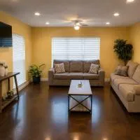 Ground Floor, 3BR, Free Parking, Near Refinery -E- โรงแรมในมอสส์พอยท์