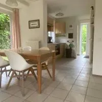 Cozy Beach House Beautiful Water View, WiFi & Parking, hotel din Kamperland
