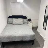 Cozy Two Bedroom Flat 1 Minute from Forest Hill Train Station, хотел в Forest Hill