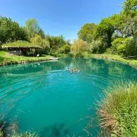 Sapphire Hut and Natural Paradise Swimming Pool, hotel v mestu Church Stretton