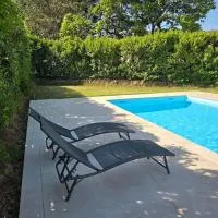 Studio indépendant avec accès piscine et extérieur، فندق في Guilherand-Granges