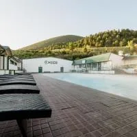 Chico Hot Springs Resort, хотел в White City