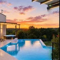 Residence Villa Manuela - Pool & Jacuzzi - Batlug, hotel i Batlug
