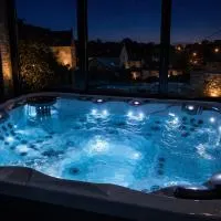 3 Waters Spa - Private Wellness Gîte with Jacuzzi, Sauna & Hammam - Belgian Ardennes, hotel in Winenne