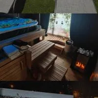 Relax & Recharge - a Unique Suite with a Touch of Luxury - Hot Tub and Sauna Inspired Decor #NOT A REAL SAUNA# Easy City Access - direct train 15 min to city, hotel di Helsinki
