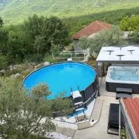 Villa Ivana-20 minutes from Split, hotel en Kotlenice