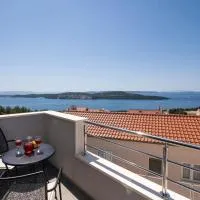 Apartments Vini, hotell sihtkohas Donji Seget