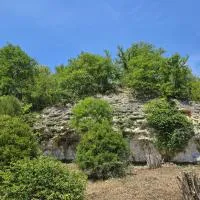 Les Rochers de Bayac, готель у місті Bayac