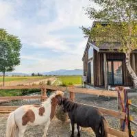 HORSE STAY LODGE kamifurano 山々を眺め馬と過ごす新築一棟貸 ホースステイロッジ上富良野, hotel a Kami-furano