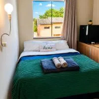 Quarto confortável em residência Familiar - WiFi - Netflix -Frigobar próx ao Aeroporto, Hotel in Navegantes