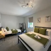 1-Bed Flat Near Bolton Centre with Wi-Fi & Parking, готель у Болтоні