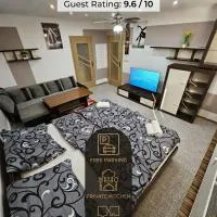 APARTMAN WOLF Luxusné priestranné ubytovanie s Výhľadom na hory s Bezplatným Parkovaním Veľkou SMART TV Rýchlym Optickým Internetom Priamo v PB Tichá lokalita Všetko na blízku Vhodné pre Rodinu Skupinu Pracovné cesty aj Turistiku Plne vybavená Kuchyňa, hotell i Považská Bystrica