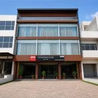 Super Townhouse by OYO Old Kalka Ambala Road Formerly Viraj inn, hotel Zirakpur városában
