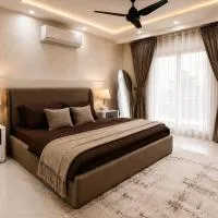 Canal Facing Luxury Suite Bahria Town Lahore, хотел в Лахор