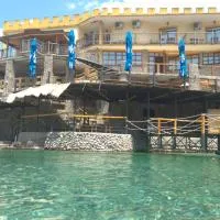 Castle waterfront apartments, khách sạn ở Dinoša