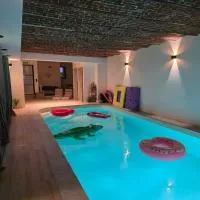 L'Oasis de Détente - La Parenthèse - gîte 6 personnes avec 1h d accès à la piscine privée et terrasse aménagée par nuit réservée - climatisation - 2km de Pairi Daiza, מלון בGages