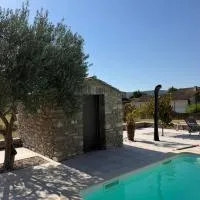 Cocon aux portes des Cévennes avec piscine，Moulès-et-Baucels的飯店