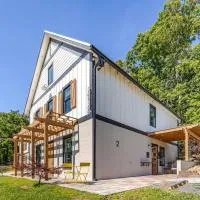 Luxury Barndo 2AS EuropeStyle Farm Stay Fresh Eggs, Hotel in Jefferson City