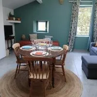 LE CLOS FLEURY - 4 à 5 pers - Centre ville avec garage، فندق في تورنو-سور-رون