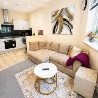 SwankyApartmentNearM5withParking، فندق في أولدبيري