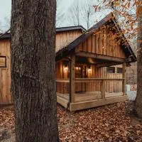 Pine Creek Cabins & Camping Resort、South Bloomingvilleのホテル