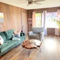 THE HILO HOMEBASE - Charming 3 Bedroom Hilo Home, with AC!, hotell i Hilo