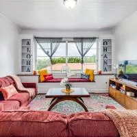 YOUR HILO HOMEBASE - Lovely 3 Bedroom in Heart of Hilo with AC!, hotell i Hilo