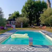 Cabane romantique climatisée avec piscine en pleine nature โรงแรมในMontignac