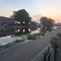 House 76m2 garden on the river with air conditioning、Nieuwerbrugのホテル