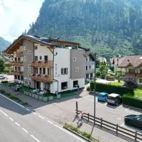 Liz Hotel & Apartments, hotel di Predazzo