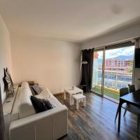 Grand studio Bord de Mer Beachfront، فندق في كاجنيس سور مير