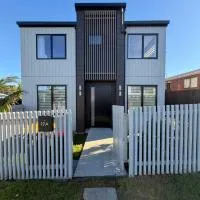 Stunning New Modern 4-bedroom Townhouse,in Pakuranga Heights, hotel ad Auckland