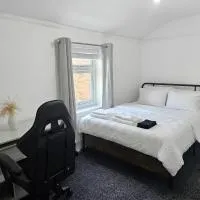 2 Bedroom Contractor & Family HomeStay Sleeps 5 Double drive、プレスコットのホテル