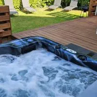 Gîte 3 étoiles Jacuzzi Terrasses 4min de la plage, hotel en Cléder