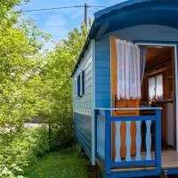 Charming Caravan Near Hamois with Garden – hotel w mieście Chevenia
