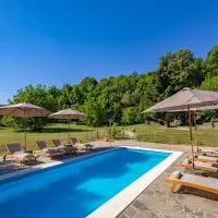 Familija Lovrinovi Retreat with Shared Pool，Zvoneća的飯店
