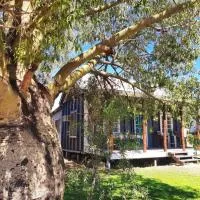 Rosewood Cottage -Entire 2 bedroom home with Netflix & WiFi, hotel em Tambo