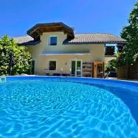 Quiet Forest Retreat with Pool, hotel a Borovnica