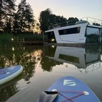 Jabłonka에 위치한 호텔 HT House Boat Mazury - dom na wodzie