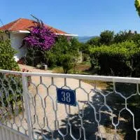 Renovated Two bedroom house in charming Gošići next to Tivat, hotel u gradu 'Gošići'