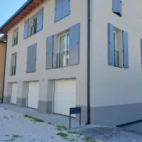Elilara Trilocale a Sulzano con posto auto vicino al porto, מלון בסולצאנו
