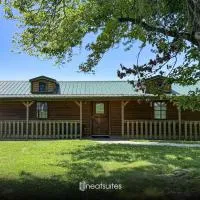 Open Concept Cabin for 2 - Near Ark Encounter!, hotel in Williamstown