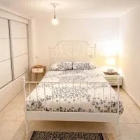 יחידת דיור חדשה עם גינה ומקלט - היחידה בגליל, hotel en Kiryat Shemona