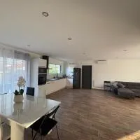 Grande maison neuve 8-9 personnes climatisé, hotel em Ludiès