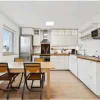 For Families and Teams, by Messe Munich ICM, direct Metro 15 min to CityCenter, Oktoberfest, 2-BedRoom full 2-BathRoom, free Parking, Balcony, hotel in Feldkirchen