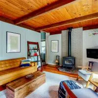Wooded-View Decks: Family Cabin Retreat in Deming, hotel u gradu 'Warnick'