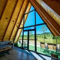 Wolf Ridge Mountain Cabin Montenegro، فندق في بلوزين