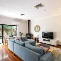 Sicilian Sanctuary-Spacious & Cosy Wood Fire in Margaret River Town，瑪格麗特河的飯店