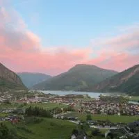 2 roms kjellerleilighet med separat soverom, hótel í Luster